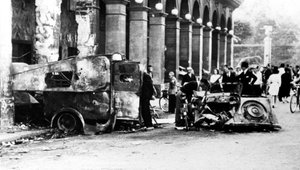 Uitgebrande voertuigen in de Rue de Castiglione, bevrijding van Parijs, 25 augustus 1944 door Unbekannt