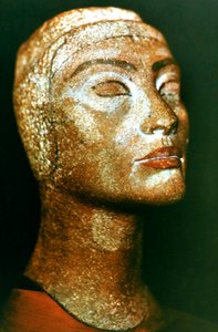 Buste van Nefertiti, koningin en vrouw van de oude Egyptische farao Akhenaten Amenhotep IV door Unbekannt