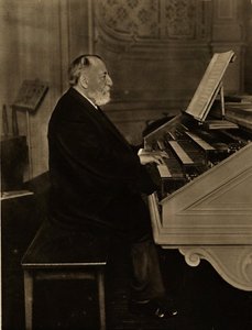 Camille Saint-Saëns 1835-1921 bij het orgel, 1913