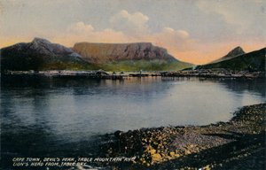 Kaapstad, Devils Peak, Tafelberg en Lions Head vanaf Table Bay, ca. 1900 door Unbekannt