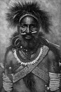 Kapitein van een groep kannibalen vechters, Nieuw-Guinea, 1922 door Unbekannt