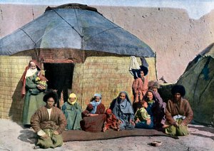 Centraal-Aziatische familie buiten hun huis, c1890 door Unbekannt