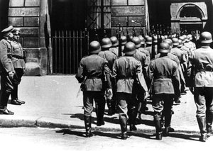 Wisseling van de wacht bij het Duitse hoofdkwartier in bezet Parijs, juni 1940 door Unbekannt