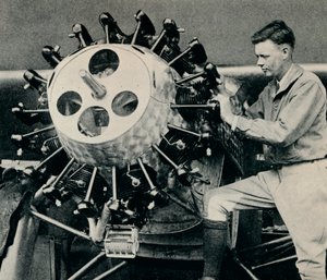 Charles Lindbergh controleert de motor van zijn vliegtuig voor zijn trans-Atlantische vlucht, 1927