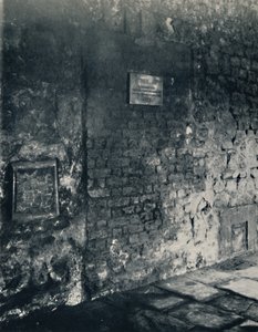 Charterhouse. Voedsel-luik en deur van een monnikencel, in de klooster, 1925