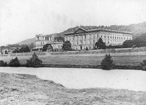 Chatsworth House vanaf de overkant van de rivier Derwent, Derbyshire