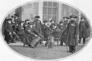 Chelsea Pensioners met zwarte jacks, Londen, ca. 1901 door Unbekannt