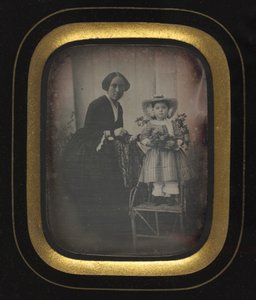 Kind staand op een stoel met bloemen, met moeder, ca. 1855 door Unbekannt