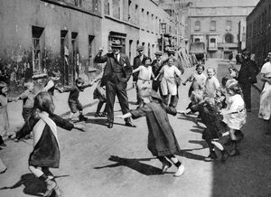 Kinderen dansen op straat, Londen