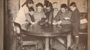 Kinderen legen hun spaarpotten om te investeren in oorlogslening, ca. 1917, 1935 door Unbekannt