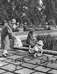 Kinderen voeren de mussen in Hyde Park, Londen, 1926-1927 door Unbekannt