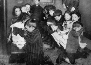 Kinderen in een gemeenschappelijke keuken, Londen, 1917
