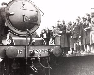 Kinderen kijken naar een stoomlocomotief, 3 maart 1936