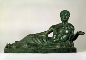 Cinerarium in de vorm van een liggende jongeling Etrurië, begin 4e eeuw v.Chr.