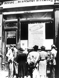 Burgers van Parijs buiten een Duits arbeidsrekruteringskantoor, 1940-1944 door Unbekannt