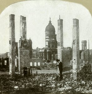 Stadhuis - Fotograaf op de voorgrond - Hoge bakstenen schoorstenen links staande door Unbekannt