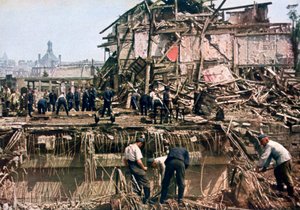 Puinhoop opruimen, Duinkerken, Frankrijk, 1940 door Unbekannt