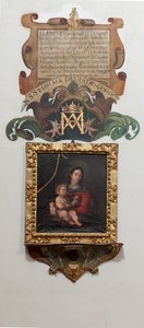 Kerk. Interieur. Schilderij Madonna met het kind, olieverf op doek. Een muurschildering de legende (leyenda sobre Nuestra Señora del Patrocinio)