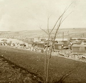 Kolom vrachtwagens op de Voie Sacrée, Verdun, Noord-Frankrijk, ca. 1914-ca. 1918 door Unbekannt
