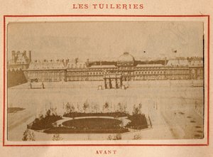 Parijse Commune (1871): uitzicht op het Palais des Tuileries in Parijs voor de brand van mei 1871. Foto van Pierre Pepetit door Unbekannt