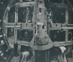 Compound Greathead Shield vernietigt een barrière tussen twee landen, ca. 1935 door Unbekannt