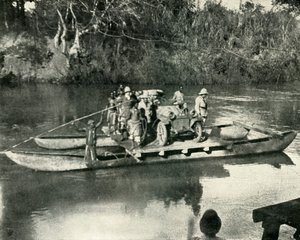 Motortransport over de Mbaka-rivier, Duits Oost-Afrika, 1919 door Unbekannt