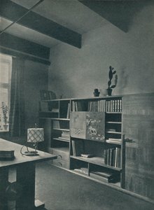 Hoek van een bibliotheek ontworpen door Hans Hartl