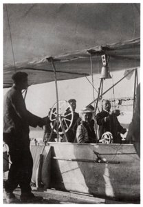 Graaf Zeppelin met zijn dochter in de gondel van Zeppelin LZ3, Duitsland, ca. 1906-1908, 1933 door Unbekannt