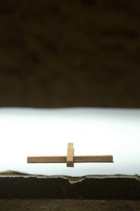 Kruis op een altaar. Taize Gemeenschap, Taize, Frankrijk door Unbekannt