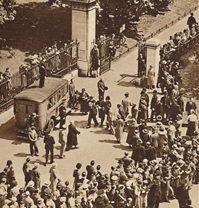 Menigte kijkt toe hoe de gearresteerde man naar de politiewagen wordt gebracht, 1937 door Unbekannt