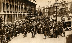 Mensen wachten buiten Downing Street in Londen op nieuws over...oorlog, juli 1914, 1933 door Unbekannt