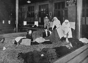 Douanekamer in het Gare du Nord, Parijs, een opvangstation voor Franse vluchtelingen, 1914 door Unbekannt