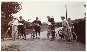 Fietsers die naar kaarten kijken, circa 1900