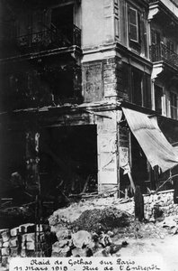 Schade na een aanval door Duitse Gotha-bommenwerpers, Parijs, 11 maart 1918 door Unbekannt