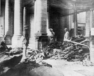 Schade aan het interieur van de kerk van Douai, Frankrijk door Unbekannt