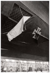 Beschadigde Duitse marine Zeppelin-luchtschip, Eerste Wereldoorlog, 1914-1918, 1933 door Unbekannt