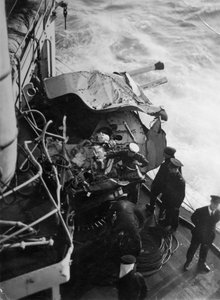 Beschadigd luchtafweergeschut op het Britse slagschip HMS Malaya, voor de kust van Portugal, 1937 door Unbekannt