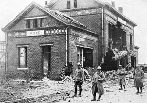 Beschadigd treinstation in Roye, Frankrijk, Eerste Wereldoorlog, 1918, c1920