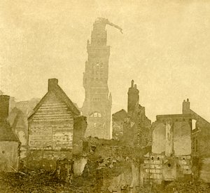 Beschadigde torenspits van Notre-Dame de Brebières, Albert, Noord-Frankrijk, ca. 1915-ca. 1918