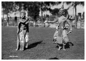 Dansers in traditionele kleding, Bangkok, Thailand, begin 20e eeuw