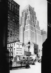 Het 40 verdiepingen hoge gebouw van de Standard Oil Company en rechts in beeld het douanekantoor, New York door Unbekannt