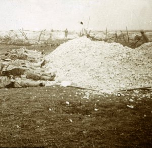 Dode lichamen, Souain, Noord-Frankrijk, september 1915 door Unbekannt