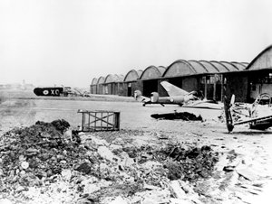 Vernietigde vliegtuigen op het vliegveld Le Bourget, door Duitsers bezet Parijs, juli 1940 door Unbekannt
