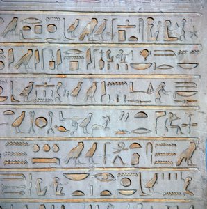 Detail van Egyptische hiërogliefen van een grafstèle