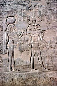 Detail van een reliëf van Sekhmet en Knum, Tempel van Khnum, Ptolemeïsche en Romeinse periodes