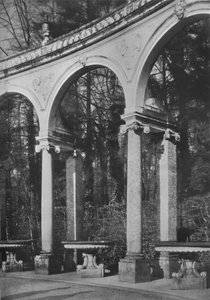 Detail van colonnade en fonteinen, Tempel van Muziek, Versailles, Frankrijk, 1924