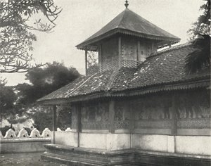 Dewale s. Tafel 58 bij de Dagoba van de Heilige Tand in Kandy, 1926 door Unbekannt