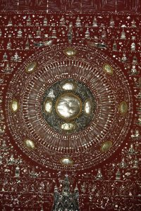 Dharma wiel in Wat Chedi Luang, Chiang Mai, Thailand door Unbekannt