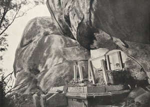 Die Rajagirilena genannte Stelle in den Felsen von Mihintale, wo Konig Devanampiya Tissa Zellen fur