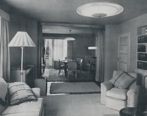 Eet- en woonkamer, gescheiden door zware gordijnen in een aantrekkelijke moderne weving, 1942 door Unbekannt